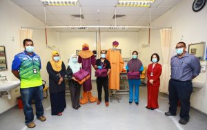 The partnership between USM and NGO in providing PPE for nearby hospitals