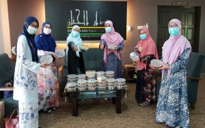 Uheis Sampaikan Sumbangan Ramadhan Untuk Warga Darul Hanan